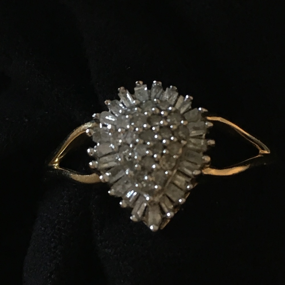 ๐Sale 10KT Yellow Gold Diamond Ring Size: 7 - Picture 2 of 5